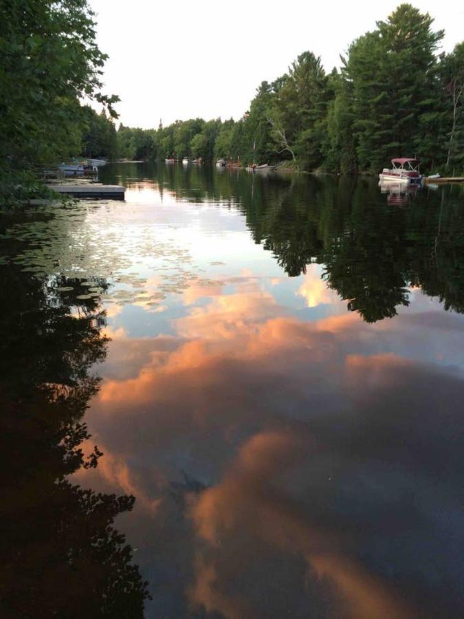 Отель Bee To Zee Muskoka River Retreat Хантсвилл Экстерьер фото